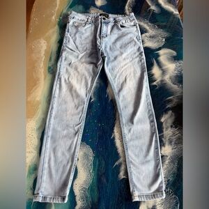 NWOT Men’s Skinny Fit Stretch Jean belt loops Color Medium Light Denim Size 32 W